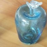 Tres manzanas de vidrio soplado artesanal