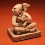 FIGURA MAYA SENTADO